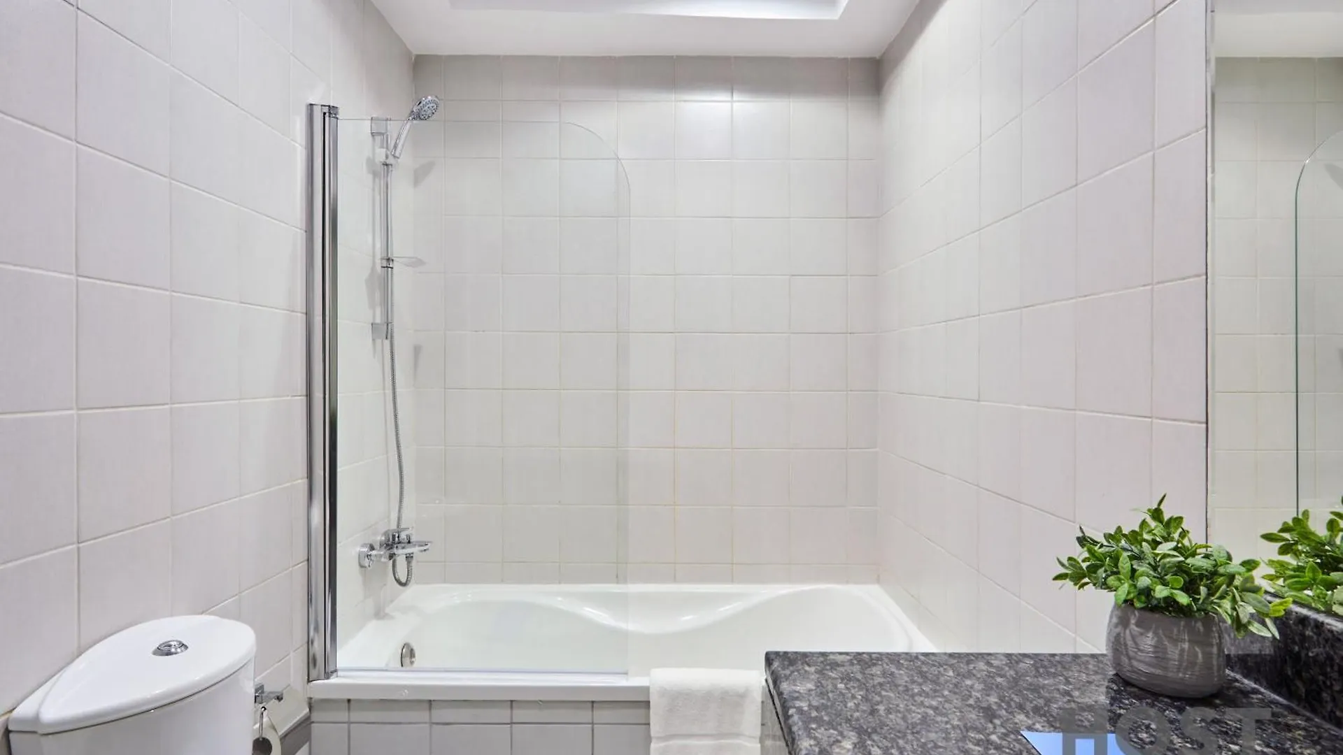 Apartment Stylish Renovated 1-Bedroom In Mayfair Residency Dubai